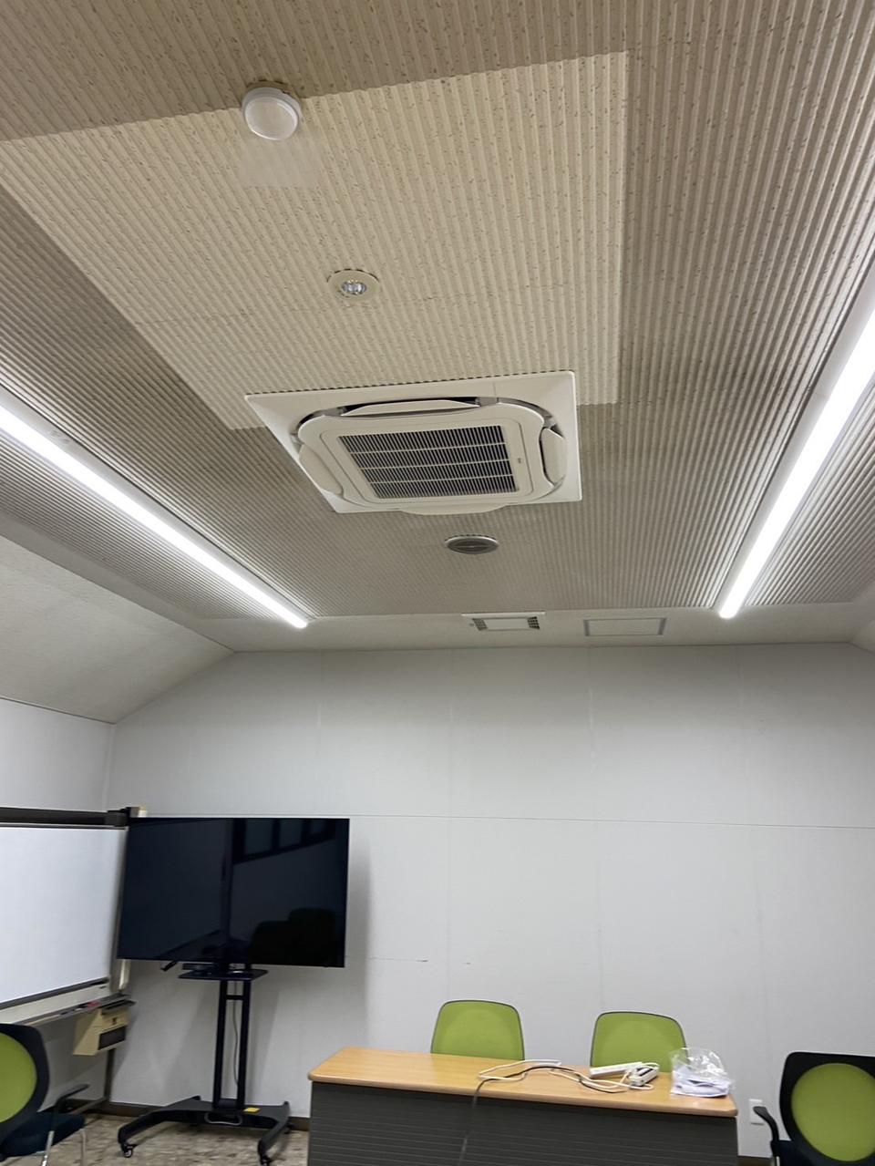 4方向天井カセット形パッケージエアコン据付工事①の画像