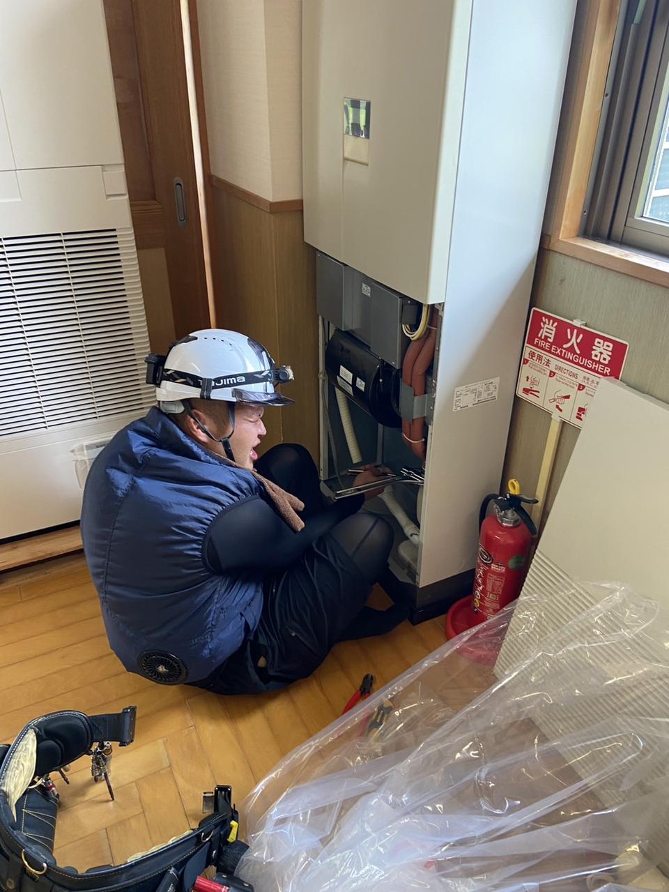 床置きパッケージエアコン据付工事の画像