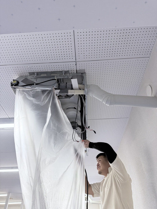 天井下吊パッケージエアコン洗浄作業の画像